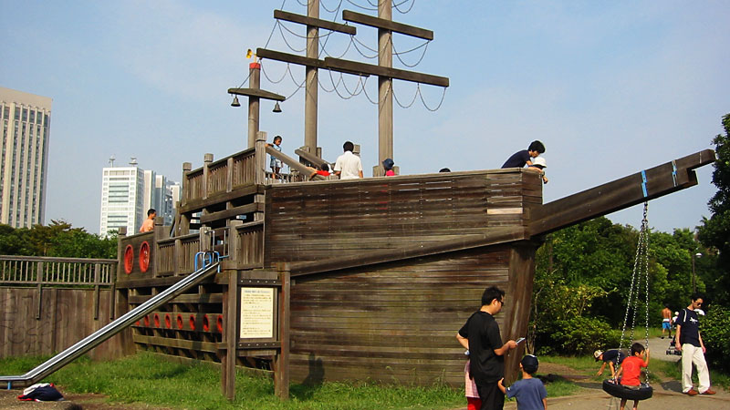 木の船の遊具